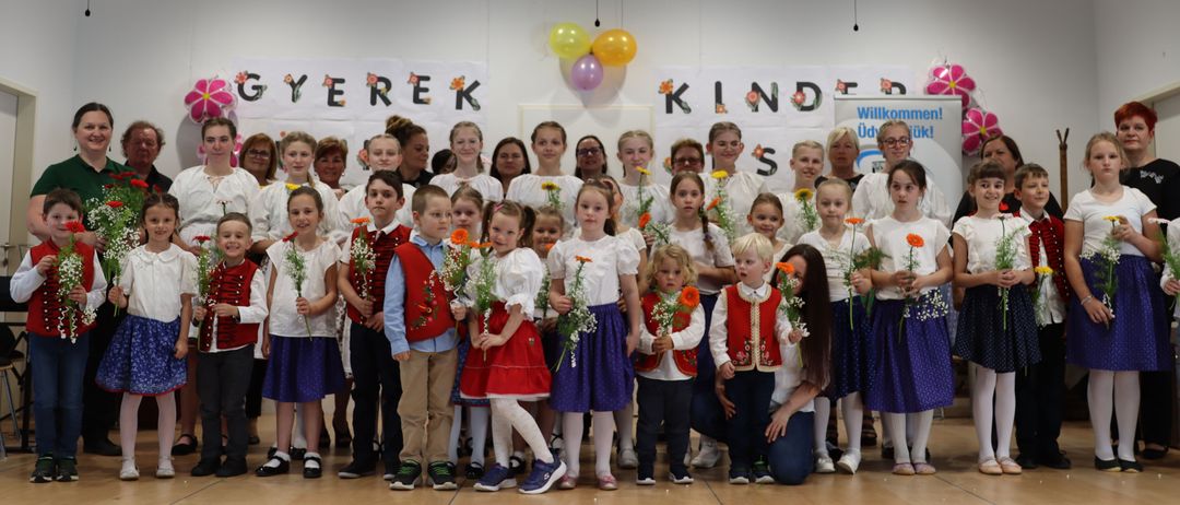 Bild enthält, Flower, Flower Arrangement, Flower Bouquet, People, Person, Dress, Shoe, Glasses, Groupshot, Face