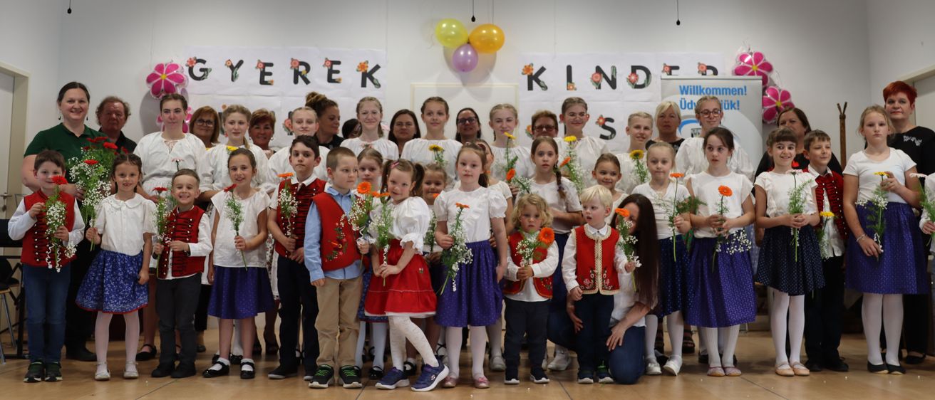 Bild enthält, Flower, Flower Arrangement, Flower Bouquet, People, Person, Dress, Shoe, Glasses, Groupshot, Face