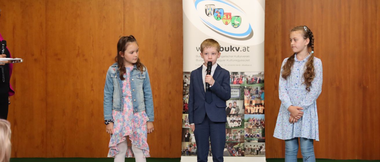 Bild enthält, Crowd, Person, Child, Female, Girl, Boy, Male, Coat, Shoe, Jacket