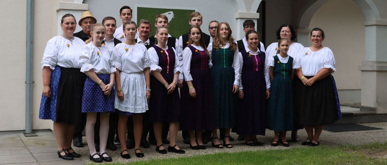 Bild enthält, Groupshot, Person, Adult, Female, Woman, People, Dress, Formal Wear, Shoe, Face