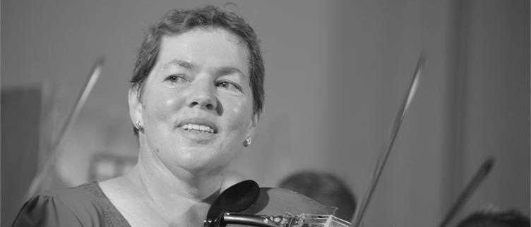 Bild enthält, Musical Instrument, Violin, Face, Person, Portrait, Baby, Adult, Bride, Female, Woman