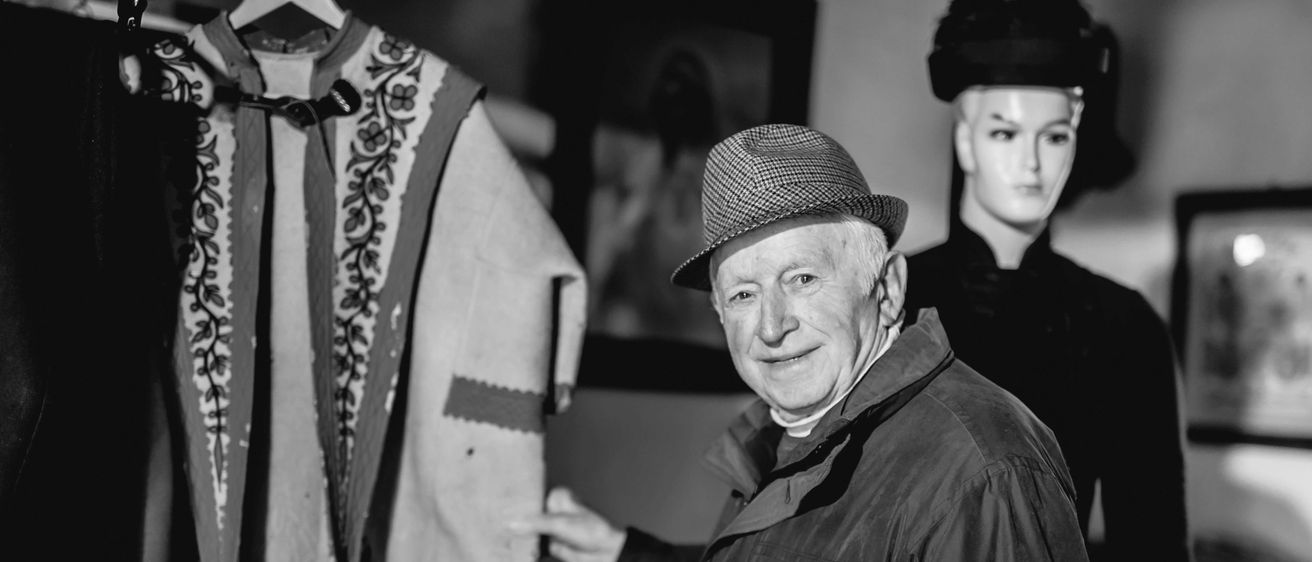 Bild enthält, Coat, Hat, Cap, Adult, Male, Man, Person, Portrait, Sun Hat, Finger