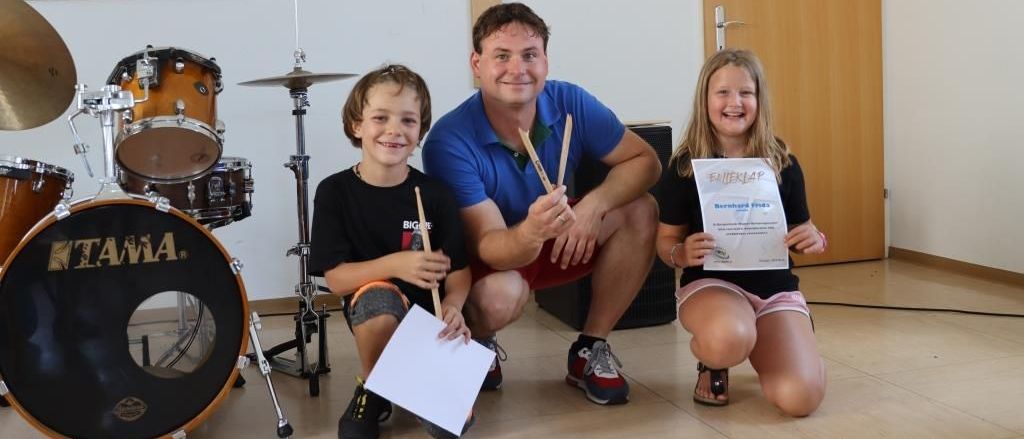 Bild enthält, People, Person, Child, Female, Girl, Boy, Male, Face, Shoe, Musical Instrument