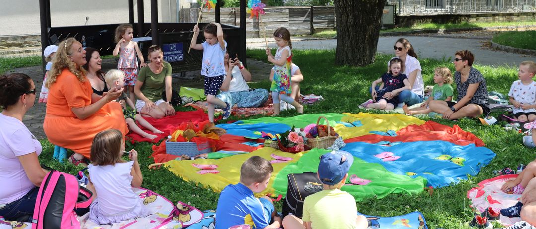 Bild enthält, Adult, Female, Person, Woman, Boy, Child, Male, Girl, Outdoors, Shorts