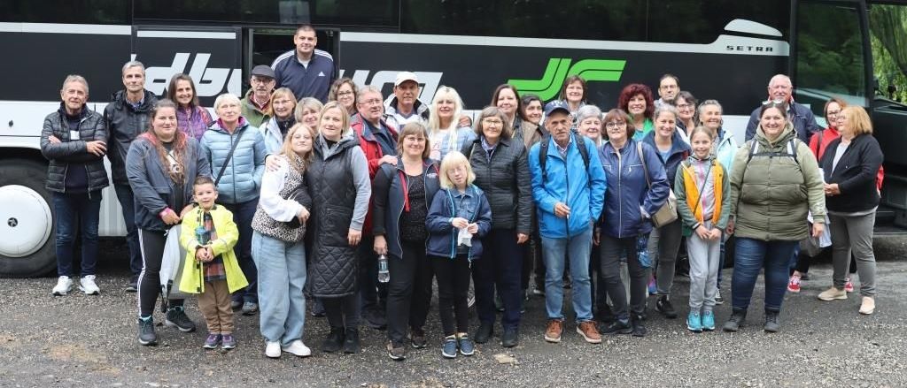 Bild enthält, People, Person, Adult, Female, Woman, Pants, Bus, Jacket, Shoe, Jeans