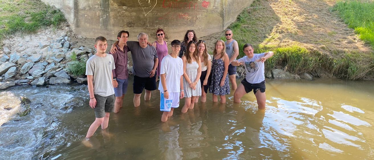 Bild enthält, Shorts, Outdoors, Shelter, Person, Adult, Male, Man, People, Water, Portrait