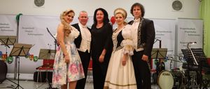 Bild enthält, Dress, Adult, Female, Person, Woman, Formal Wear, Evening Dress, Microphone, Bride, Gown