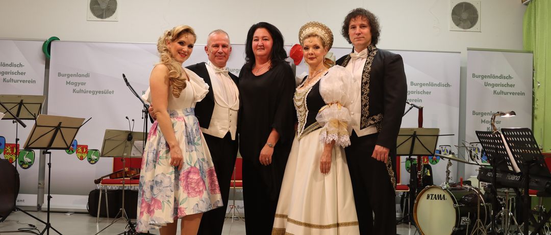 Bild enthält, Dress, Adult, Female, Person, Woman, Formal Wear, Evening Dress, Microphone, Bride, Gown