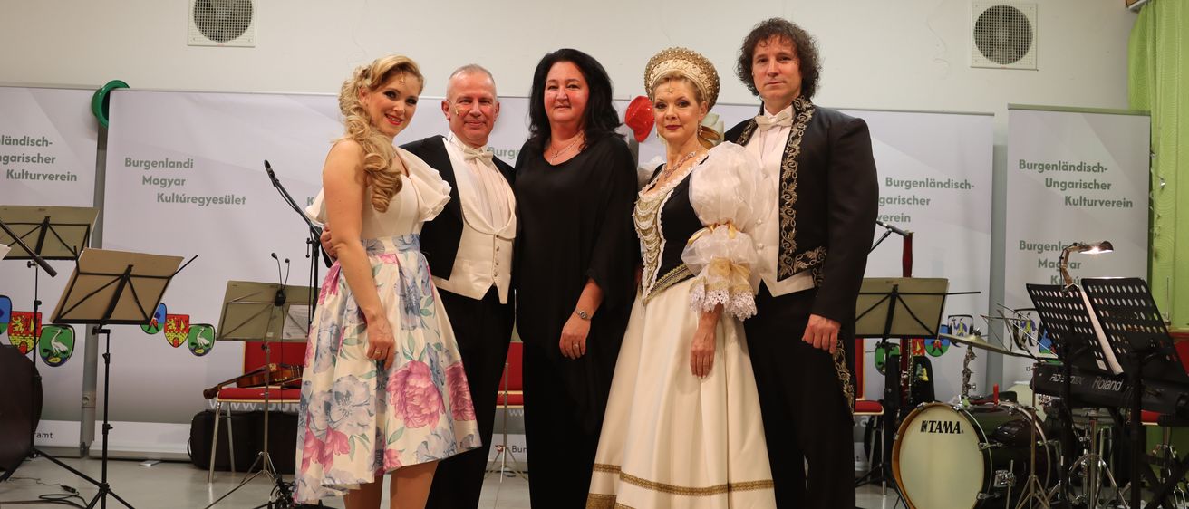 Bild enthält, Dress, Adult, Female, Person, Woman, Formal Wear, Evening Dress, Microphone, Bride, Gown