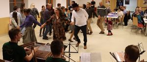 Bild enthält, Cafeteria, Restaurant, Plywood, Wood, Adult, Female, Person, Woman, People, Flooring