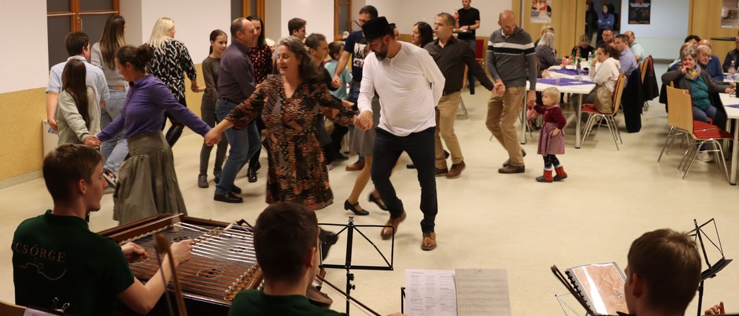 Bild enthält, Cafeteria, Restaurant, Plywood, Wood, Adult, Female, Person, Woman, People, Flooring