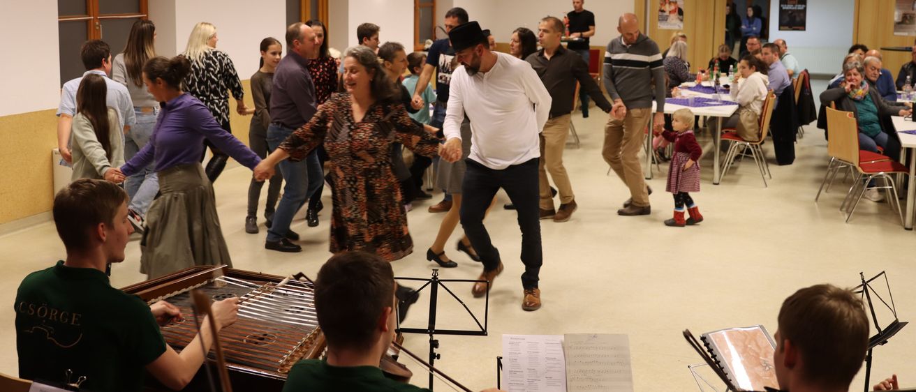 Bild enthält, Cafeteria, Restaurant, Plywood, Wood, Adult, Female, Person, Woman, People, Flooring