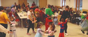 Bild enthält, Dress, Kindergarten, Adult, Female, Person, Woman, Flooring, Child, Girl, People