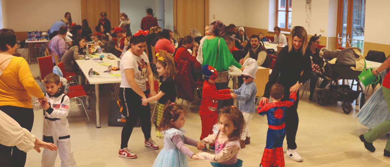 Bild enthält, Dress, Kindergarten, Adult, Female, Person, Woman, Flooring, Child, Girl, People