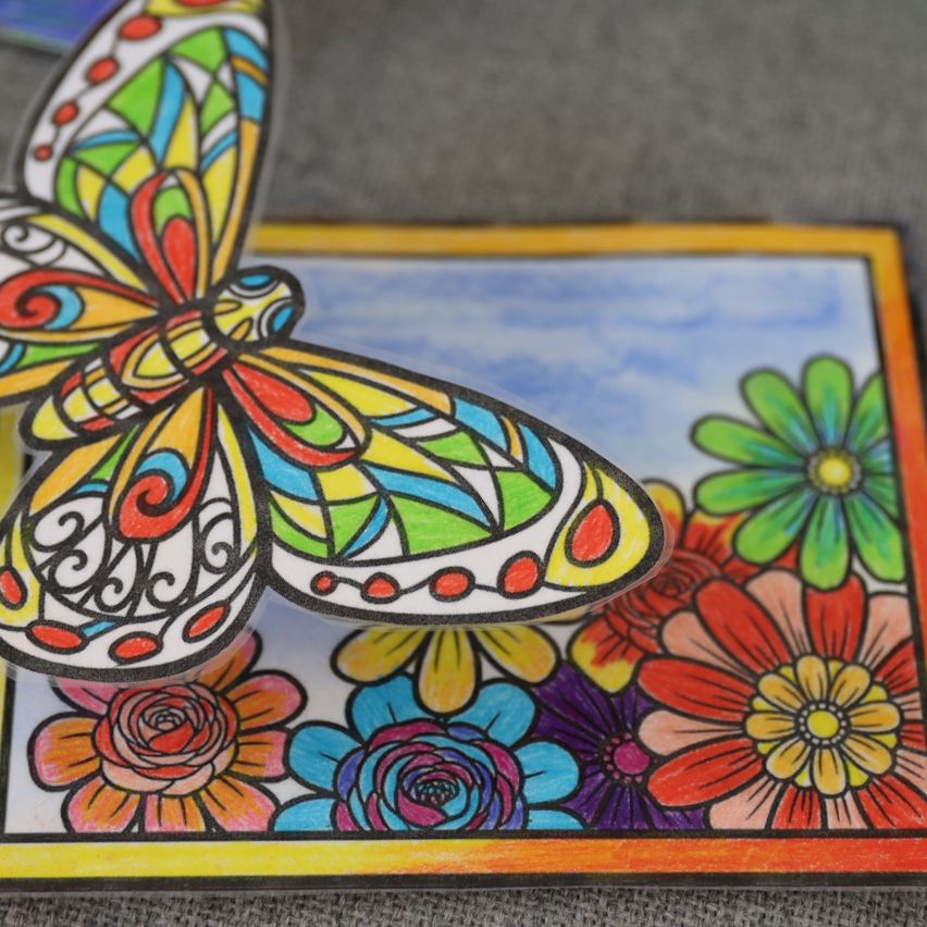 Ein farbenfroher Schmetterling mit komplizierten Mustern auf seinen Flügeln sitzt auf einem leuchtenden Blumenhintergrund. Der Schmetterling und die Blumen sind handgezeichnet und mit leuchtenden, kräftigen Farben koloriert.
