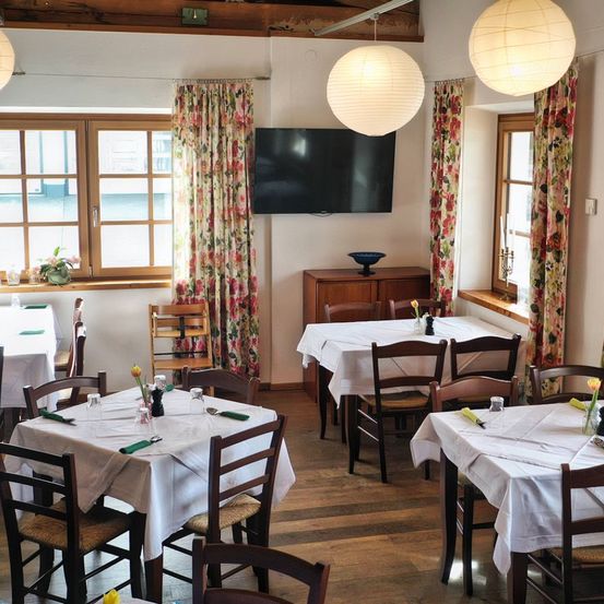 Bild enthält, Dining Room, Dining Table, Furniture, Indoors, Table, Restaurant, Chair, Cafeteria, Interior Design, Tabletop