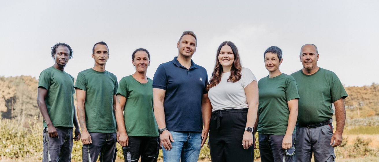 Bild enthält, Groupshot, Person, People, Pants, Jeans, Adult, Male, Man, Female, Woman