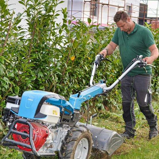 Bild enthält, Grass, Lawn, Garden, Adult, Male, Man, Person, Gardening, Wheel, Device