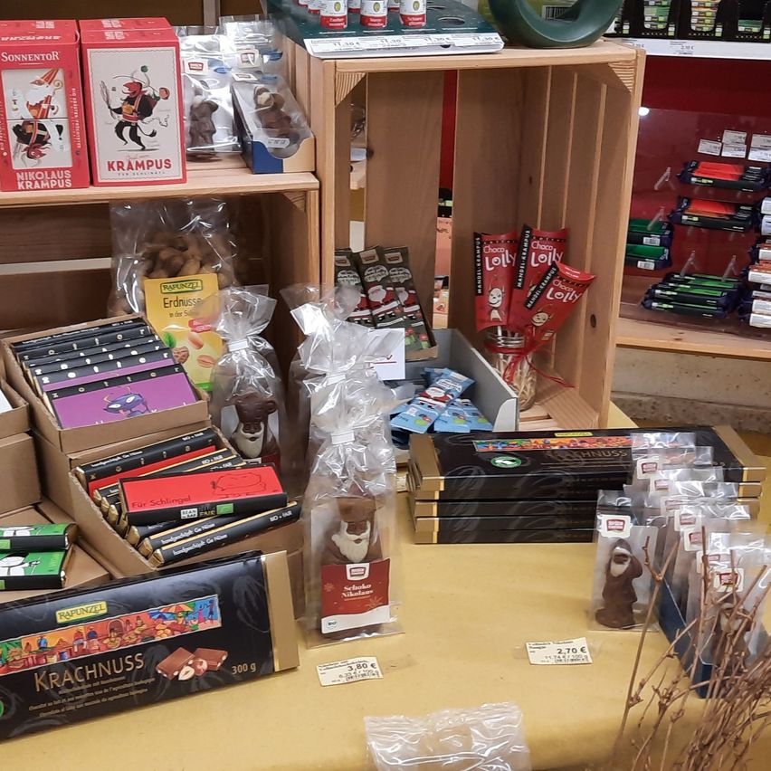 Bild enthält, Indoors, Shop, Market, Grocery Store, Supermarket, Box, Person, Furniture