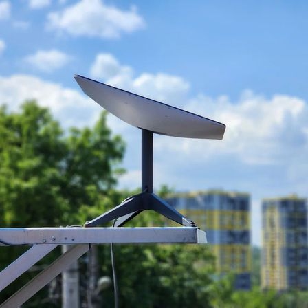 Bild enthält, Electrical Device, Antenna, Parabolic Antennas, Furniture