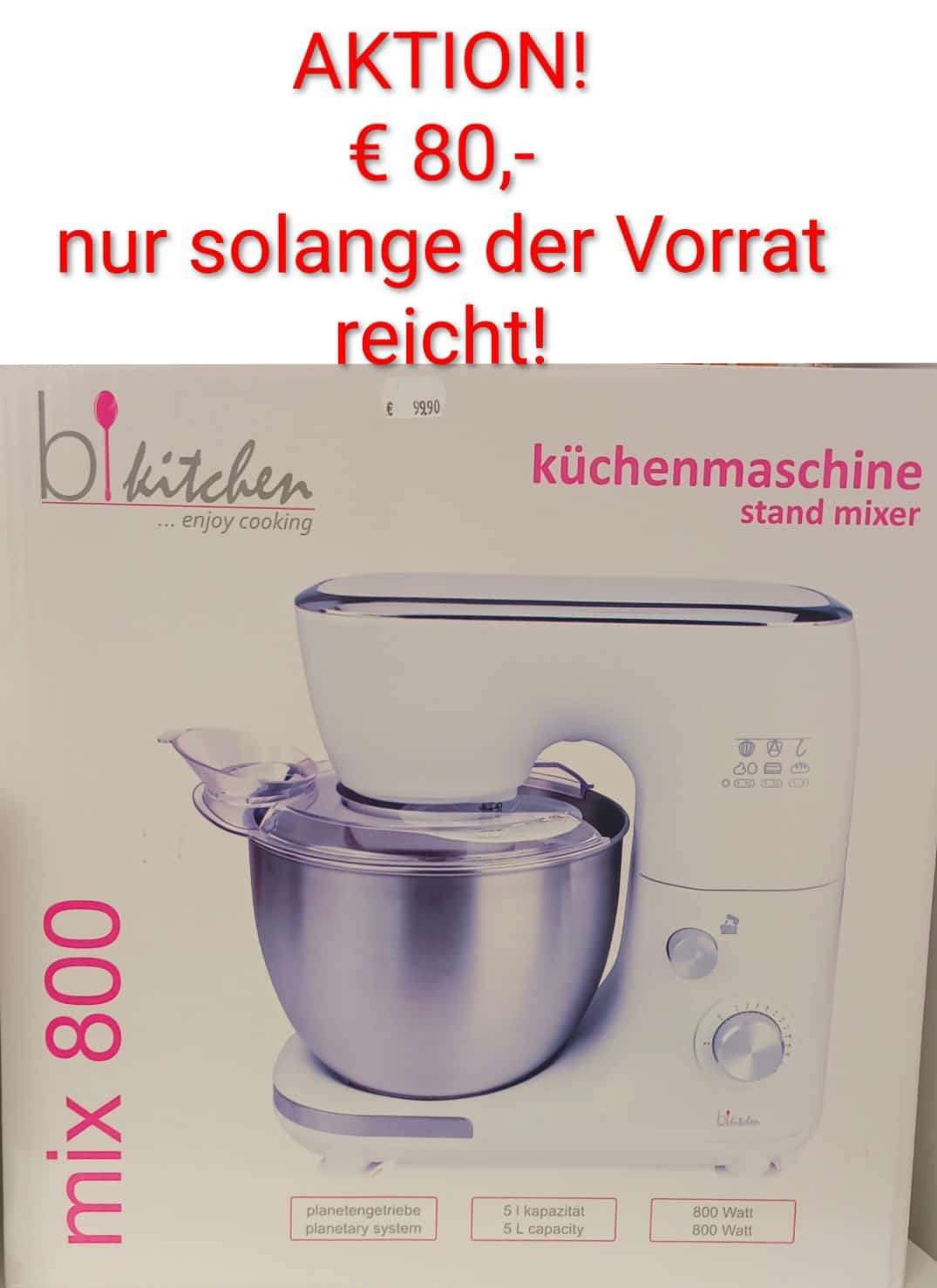 Eine Box für einen weißen Bi Kitchen Standmixer mit einer Edelstahlschüssel, zum Preis von 99,90 Euro. Die Box zeigt das Logo der Marke und fördert das Kochvergnügen.