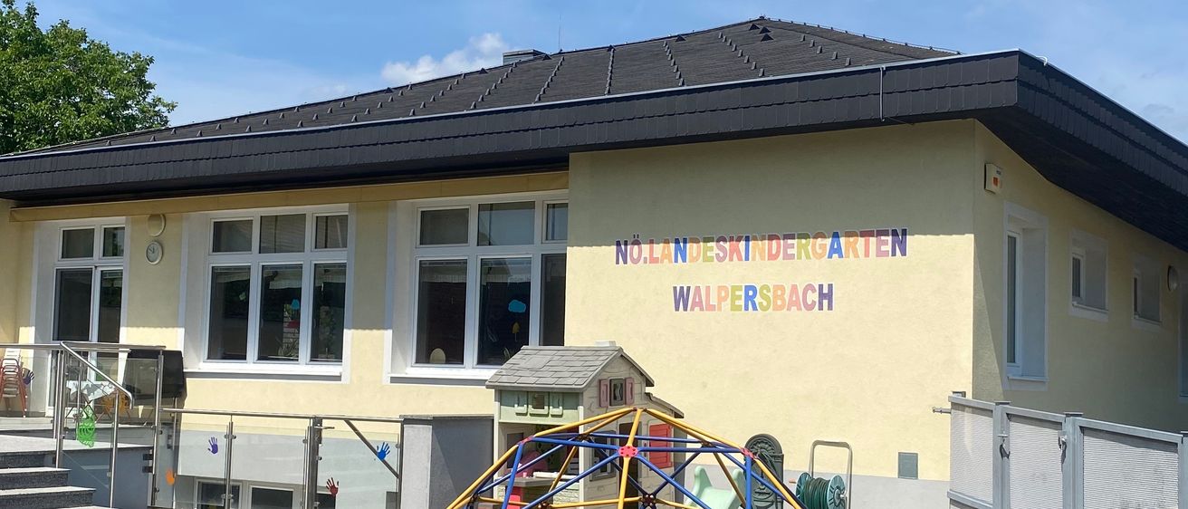 Bild enthält, Grass, Outdoors, Shelter, Outdoor Play Area, Play Area, Nature, Park, Flag, Lawn, Person