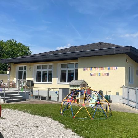 Bild enthält, Grass, Outdoors, Shelter, Outdoor Play Area, Play Area, Nature, Park, Flag, Lawn, Person