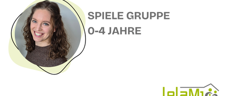 Ein Plakat bewirbt eine Gruppenspielzeit für Kinder im Alter von 0-4 Jahren mit einer lächelnden Frau mit lockigem Haar. Der Text auf dem Plakat lautet 'SPIELE GRUPPE 0-4 JAHRE'. Am unteren Rand des Plakats befindet sich ein Logo für 'le Dr. Jakob Rosenfeld.'