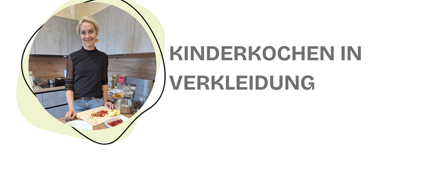 Eine Frau steht in einer Küche und trägt ein schwarzes Shirt. Sie bereitet Essen auf einem Schneidebrett zu, wobei eine Schüssel und andere Küchenutensilien auf dem Tisch stehen. Über dem Bild sind die Worte 'KINDERKOCHEN VERKLEIDUNG' zu sehen.