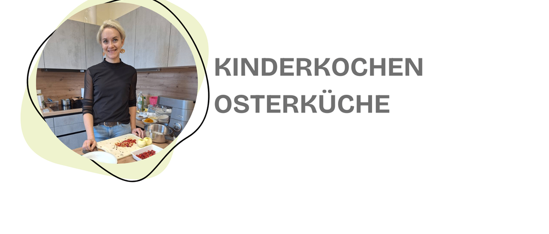Eine Frau steht in einer Küche, mit Essen auf dem Tisch und Schränken im Hintergrund. Über ihr steht der Text 'KINDERKOCHEN OSTERKÜCHE'.