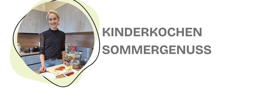 Eine Frau bereitet Essen auf einem Tisch in der Küche zu. Der Text lautet 'KINDERKOCHEN SOMMERGENUSS'.