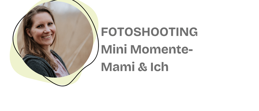 Ein Bild zeigt eine Mutter und ihr Kind in einem Moment der Zärtlichkeit. Das Kind sitzt auf dem Schoß der Mutter, und beide lächeln. Der Hintergrund ist unscharf, um die Aufmerksamkeit auf die beiden zu lenken.