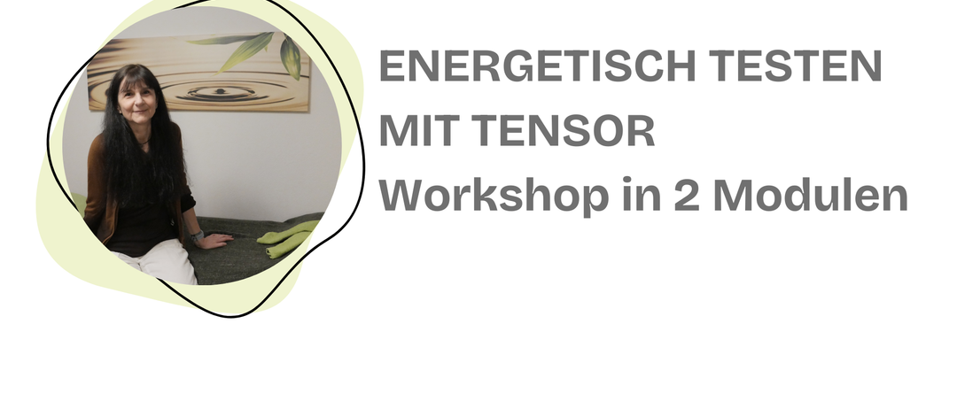 Ein Bild mit einem grünen Objekt auf einem Bett und einem Bild von Wasserwellen an der Wand. Der Text lautet energetisch mit Tensor-Workshop in 2 Minuten.