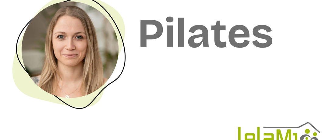 Eine Frau mit blonden Haaren lächelt auf einem Foto, das das Wort Pilates im Hintergrund zeigt. Unten ist das Logo von Dr. Jakob Rosenfeld.