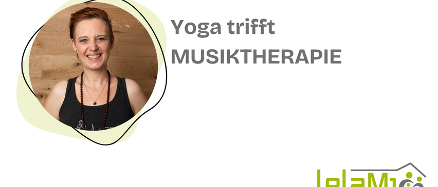 Eine lächelnde Frau in einem Tanktop und mit einer Halskette ist in einem kreisförmigen Rahmen abgebildet. Der Text lautet 'Yoga trifft MUSIKTHERAPIE'. Unten befindet sich ein Logo mit dem Text 'le DR. JAKOB ROSENFELD'.