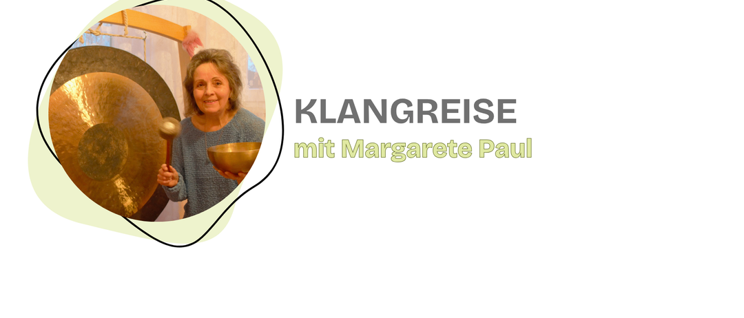 Eine lächelnde Frau hält eine Glocke in den Händen mit dem Text Klangreise mit Margarete Paul auf der rechten Seite.