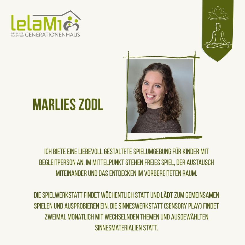 Ein Poster zeigt eine lächelnde Frau namens Marlies Zodl, die eine Spielgruppe für Kinder mit Begleitperson anbietet. Die Spielgruppe beinhaltet freies Spiel, Austausch und Entdeckung in einem vorbereiteten Raum. Die Spielwerkstatt trifft sich wöchentlich, während die Sinneswerkstatt (Sensory Play) zweimal im Monat mit wechselnden Themen und ausgewählten Sinnesmaterialien stattfindet.