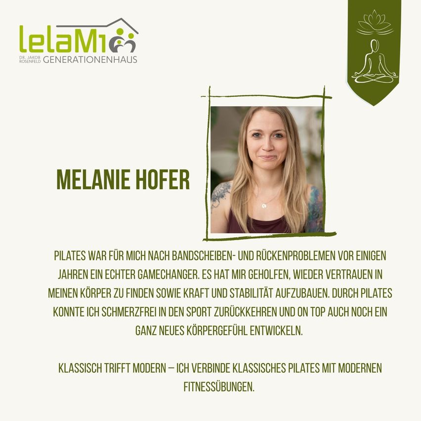 Ein Werbeposter mit Melanie Hofer, einer Frau mit blonden Haaren und Tattoos, die lächelt und eine Halskette trägt. Das Poster enthält ein Logo für LeLaMi Generationenhaus und einen Zitat über Pilates.