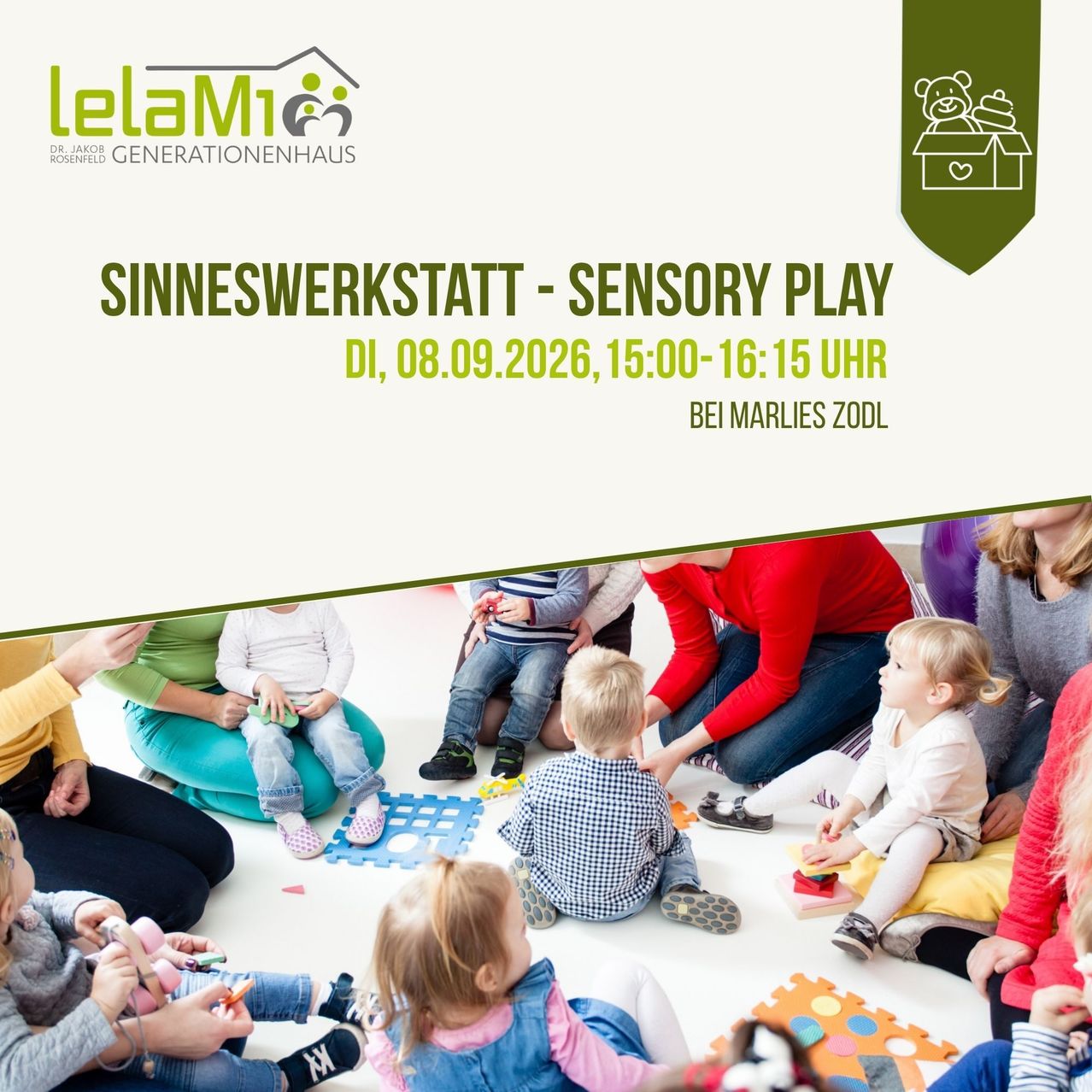 Ein Plakat für eine Sinneswerkstatt-Veranstaltung im LeLaMi Generationenhaus am 8. September 2026 von 15:00 bis 16:15 Uhr. Es zeigt eine Gruppe von Kindern und Erwachsenen, die auf dem Boden mit Spielzeug spielen.
