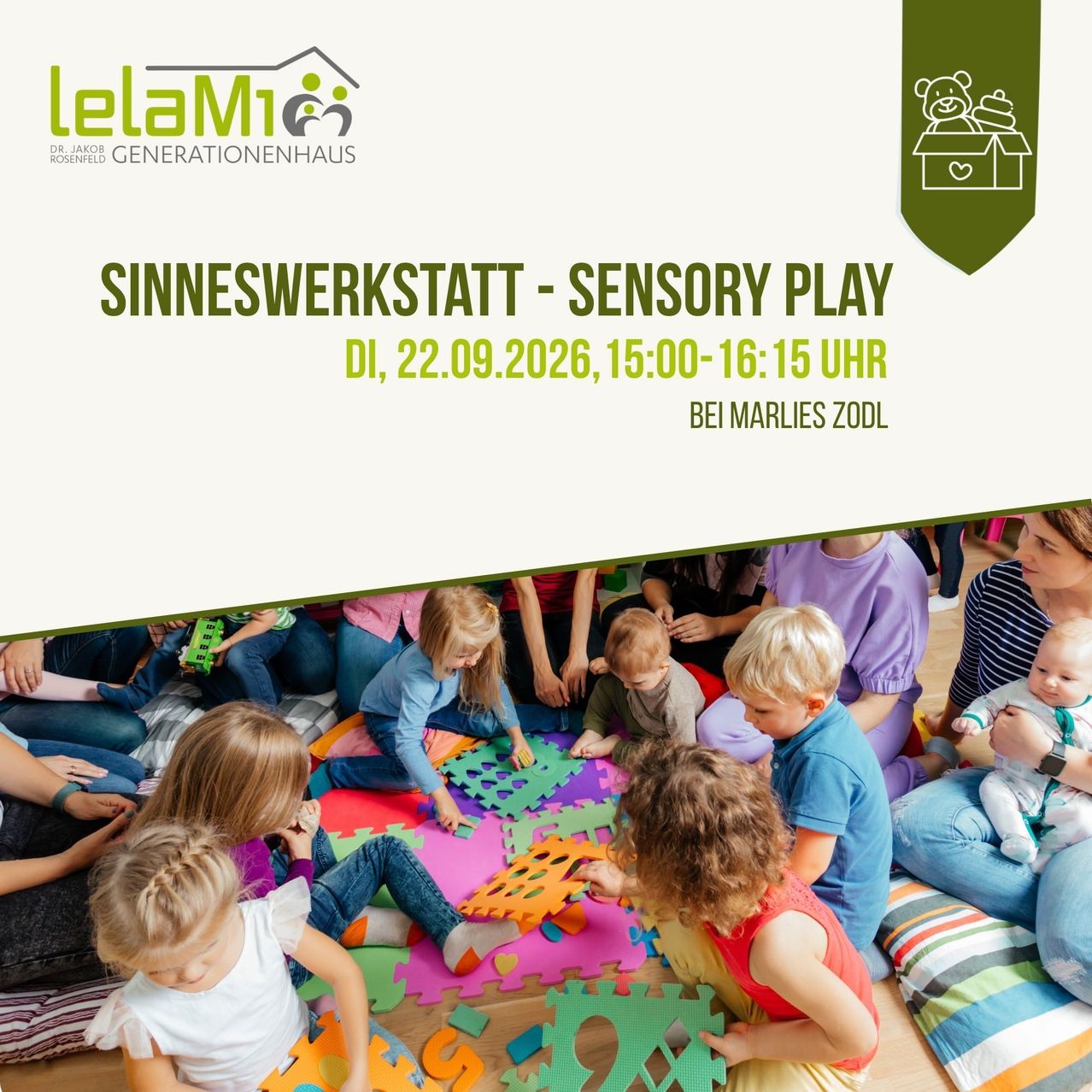 Plakat für eine Sinneswerkstatt-Veranstaltung im LeLaMi Generationenhaus am 22.09.2026 von 15:00 bis 16:15 Uhr. Es zeigt Kinder, die mit bunten Spielzeugen auf dem Boden spielen, umgeben von Erwachsenen.