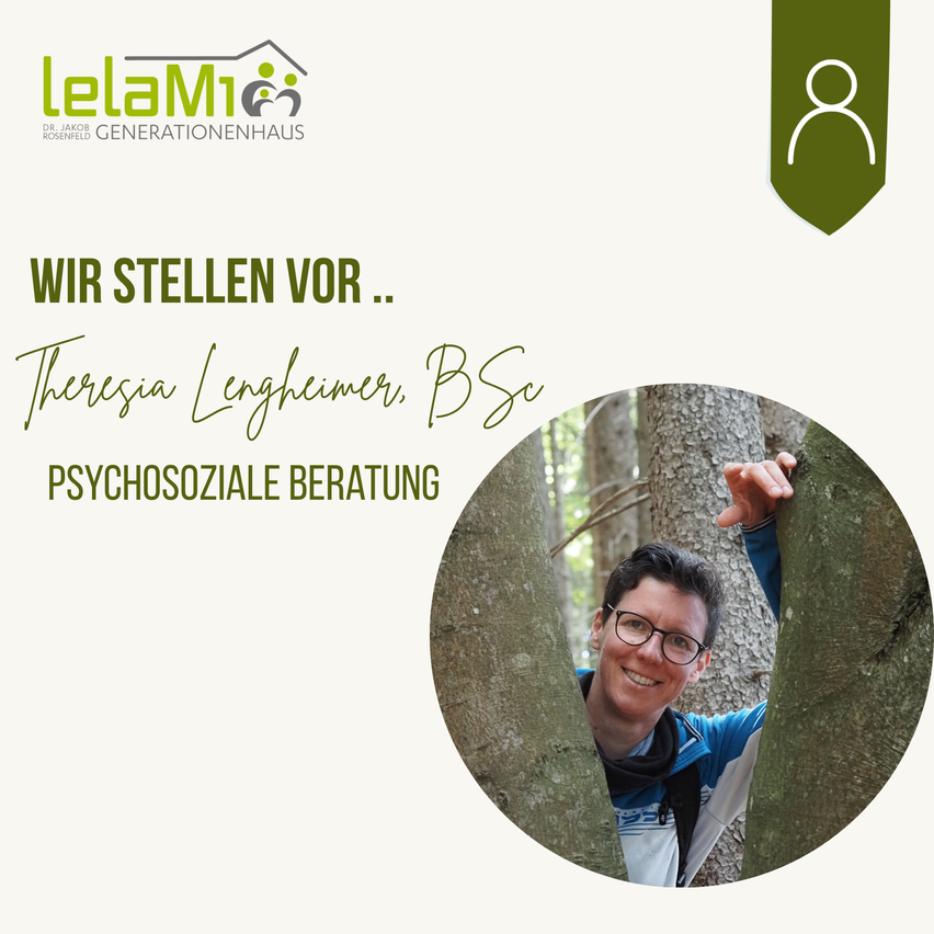 Eine lächelnde Frau mit Brille steht zwischen zwei Bäumen im Wald und trägt eine blaue Jacke. Das Bild trägt den Titel 'Wir stellen vor... Theresia Lengheimer, BSc Psychosoziale Beratung'.