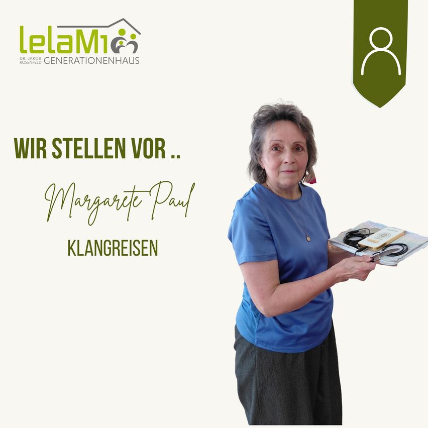 Eine ältere Frau, Margarete Paul, hält ein Buch und ein Smartphone in der Hand und steht vor einem weißen Hintergrund mit Logo und Text.