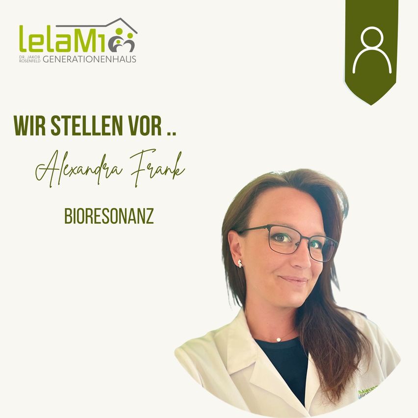 Eine lächelnde Frau in einem weißen Laborkittel und Brille stellt sich als Alexandra Frank, eine Bioresonanz-Spezialistin, vor. Das Bild zeigt ein grünes Logo mit dem Text 'LeLaMi Generationenhaus'.