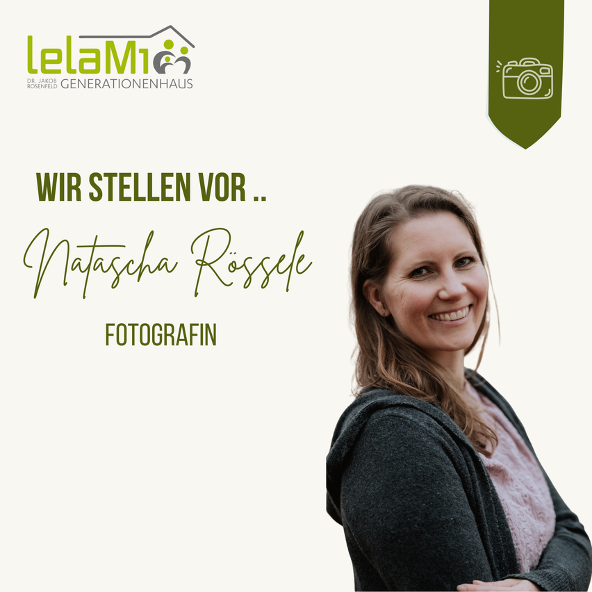 Eine lächelnde Frau mit braunen Haaren, die ein rosa Oberteil und eine graue Strickjacke trägt, steht vor einem weißen Hintergrund mit einem grünen Banner. Das Banner hat den Text 'WIR STELLEN VOR...' und den Namen 'Natascha Rossle'. Die Frau trägt auch einen Ring am Finger.