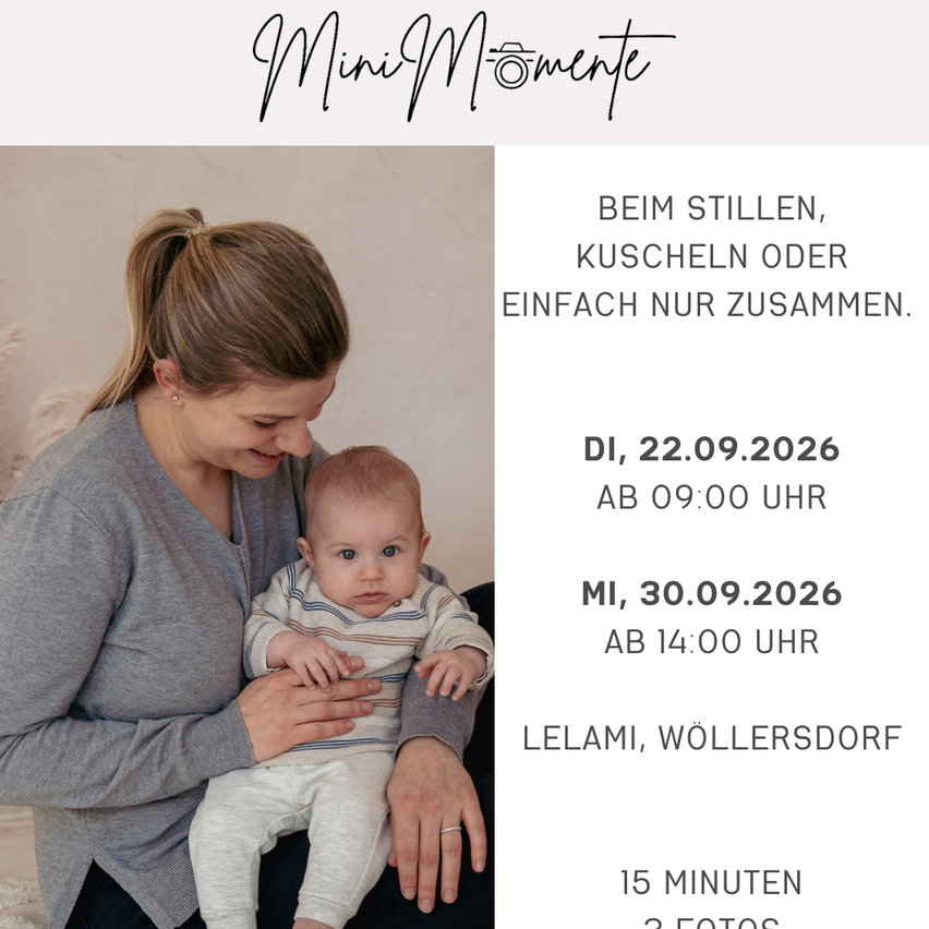 Eine lächelnde Mutter hält einen kleinen Jungen im Arm, beide schauen in die Kamera. Das Bild enthält Textüberlagerungen mit Datum, Uhrzeit und einem Ort.