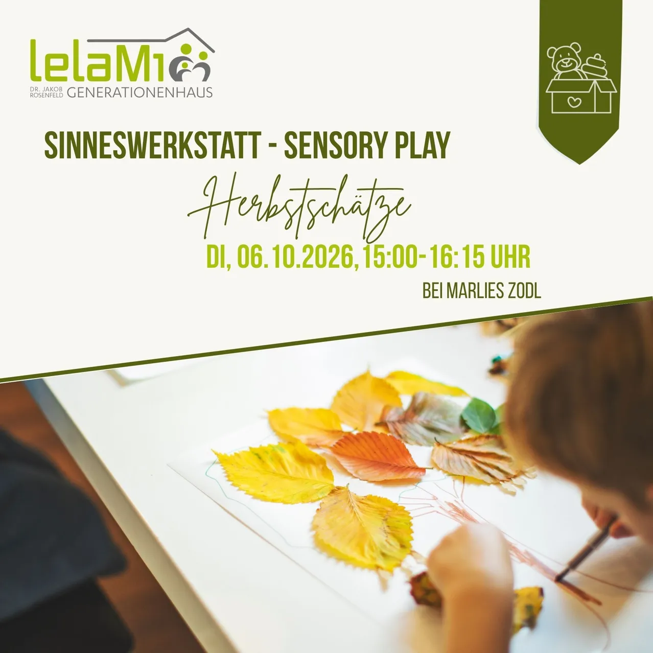 Ein Kind malt mit Blättern auf einem Tisch. Der Plakat darüber steht 'Herbstschatze' und 'Sinnewerkstatt - Sensorisches Spielen'. Die Veranstaltung ist am 6. Oktober 2026 von 15:00 bis 16:15 Uhr.