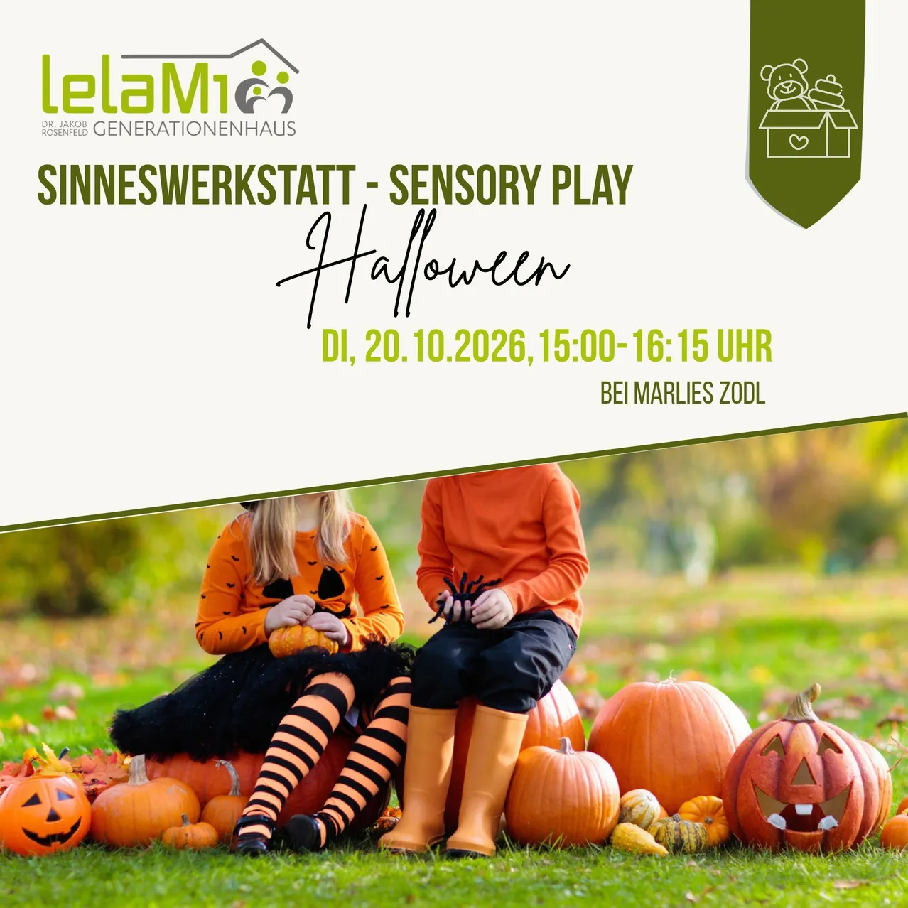 Zwei Kinder in Halloween-Kostümen sitzen auf dem Gras umgeben von Kürbissen.