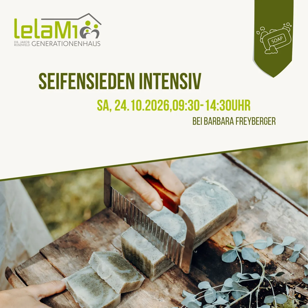 Werbung für eine Seifenherstellungswerkstatt. Eine Person benutzt einen Seifenschneider, um Seife auf einem Holztisch zu schneiden.