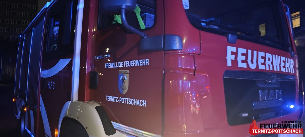 Ein roter Feuerwehrwagen mit den Aufschriften Freiwillige Feuerwehr und Ternitzer-Pottschach an der Seite. Das Logo der Feuerwehr ist an der Tür angebracht.