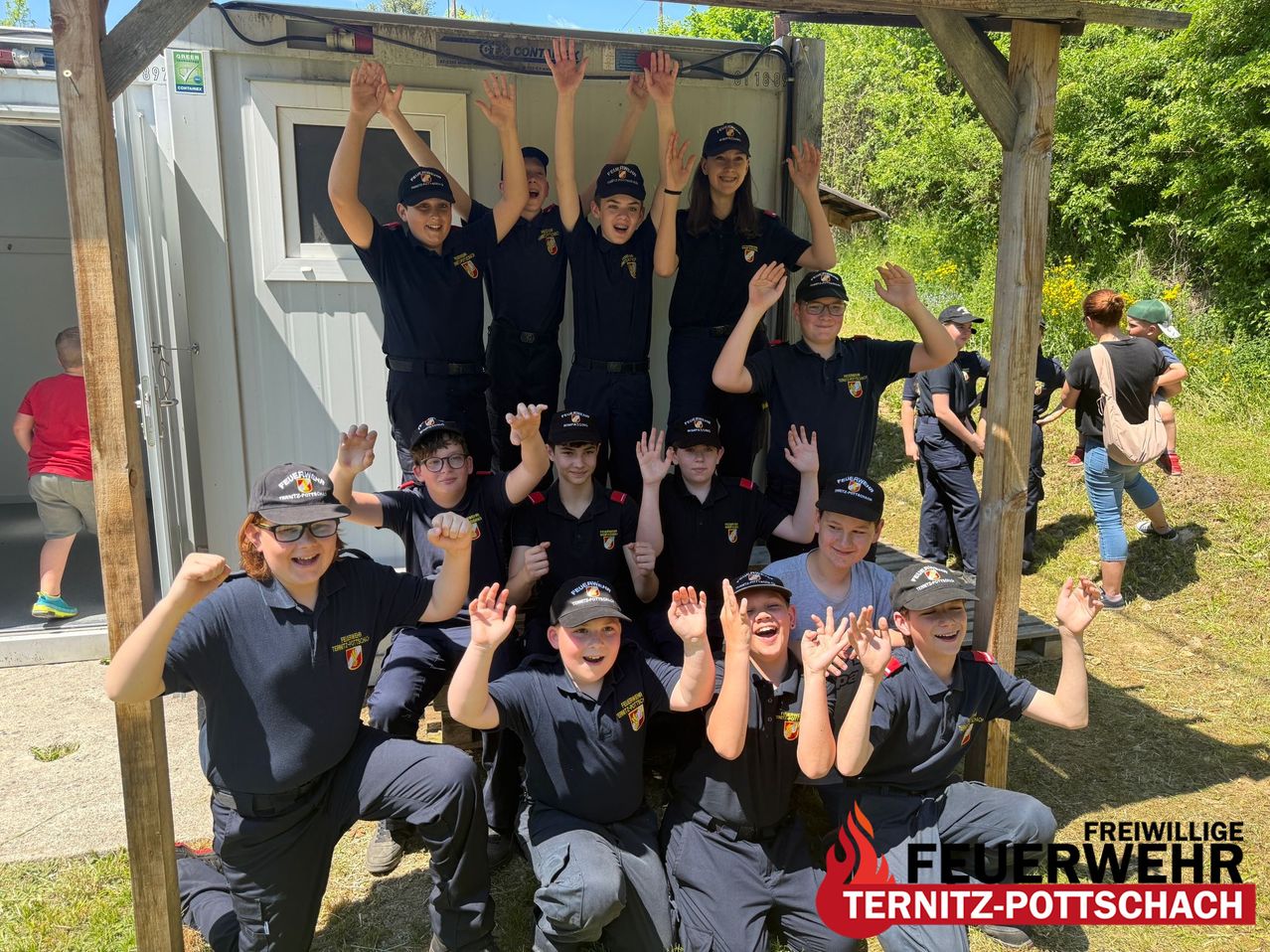 Eine Gruppe junger Menschen in Uniform posiert für ein Foto und hebt ihre Hände in die Luft. Das Bild hat ein Wasserzeichen, das 'Feuerwehr Ternitz-Potts' lautet.